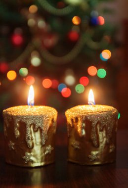 Noel mum parlak lig ile bir Noel ağacı önünde