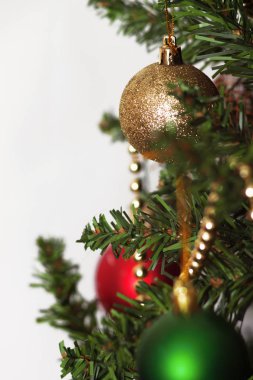 Cam Top ve süslemeleri Noel ağacı üzerinde 