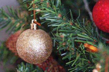 Cam Top ve süslemeleri Noel ağacı üzerinde 