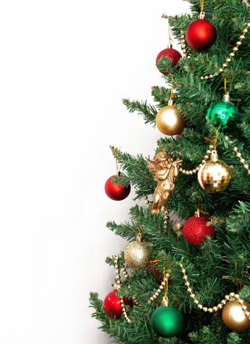 Oyuncaklar ve üzerinde beyaz ba izole bir altın angel ile Noel ağacı