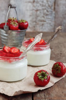 Yoğurt cam ve taze strawberrie bir kova reçel soslu