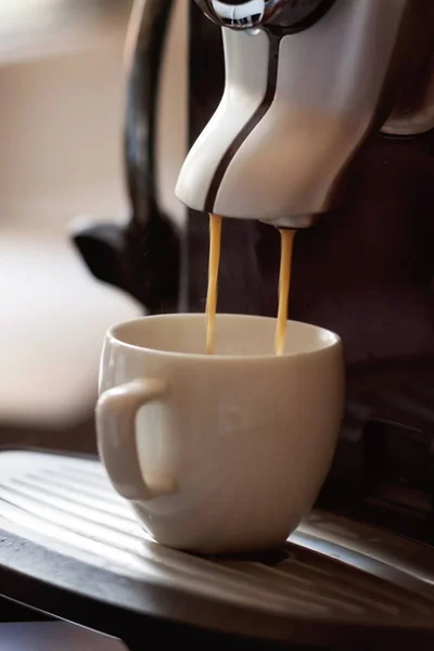 Fehér csésze kávéfőző, kávé rács állva — Stock Fotó