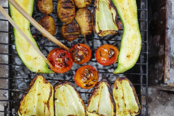 Surtido de verduras a la parrilla.Chef cocinar vegetables.top view clo —  Fotos de Stock