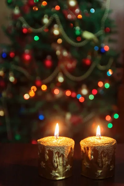 Bougie de Noël devant un sapin de Noël avec lig scintillante — Photo