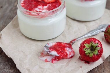 Yoğurt cam ve taze strawberrie bir kova reçel soslu