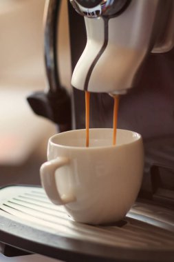 Fincan kahve makinesi kahve ile ızgara üzerinde duran beyaz 