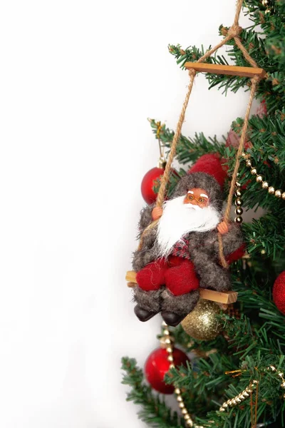 Árvore de Natal com brinquedos e Papai Noel isolado em backg branco — Fotografia de Stock