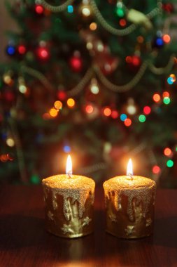 Noel mum parlak lig ile bir Noel ağacı önünde