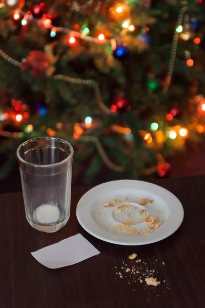 牛乳とクッキー サンタ クロース国連からパン粉から空のグラス — ストック写真