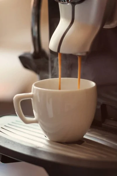 Copa blanca de pie en la rejilla de la máquina de café con café —  Fotos de Stock