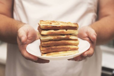 Erkekler, clo için Şef'in elinde taze pişmiş gofret yığını