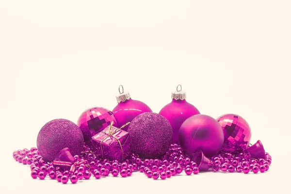 Vánoční dekorace, kuličky, korálky, bell zavřít až izolované — Stock fotografie