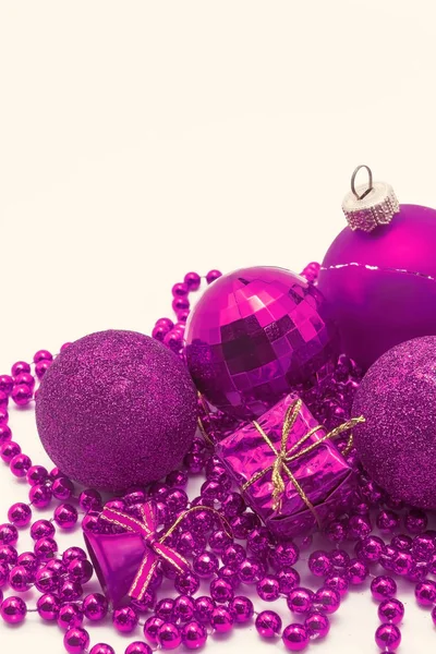 Noel dekorasyonu, toplar, boncuk, yakın kadar izole çan — Stok fotoğraf