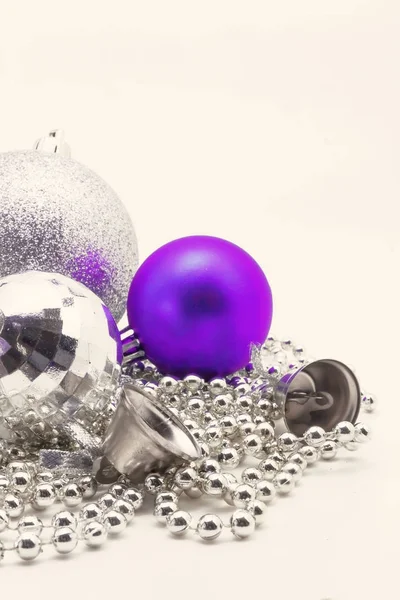 Decoración de Navidad de plata, bolas, cuentas, campana de primer plano aislar — Foto de Stock