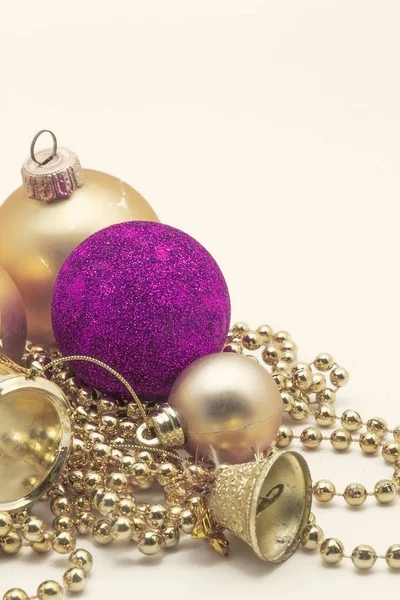 Altın christmas dekorasyon, toplar, boncuk, yakın kadar izole çan — Stok fotoğraf