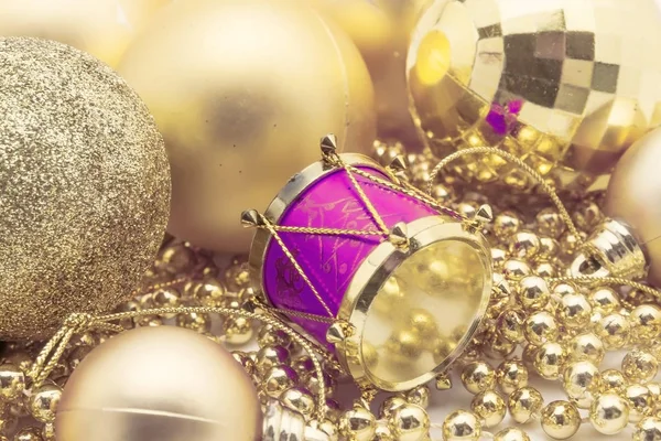 Addobbi natalizi in oro, palline, perline, campanello chiuso isolato — Foto Stock
