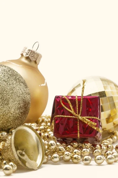 Altın christmas dekorasyon, toplar, boncuk, yakın kadar izole çan — Stok fotoğraf