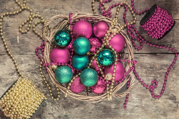 Bolas de Natal vermelho, ouro, verde, contas encontram-se em uma cesta de madeira t — Fotografia de Stock