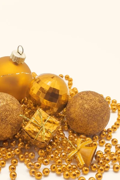 Dekorace vánoční zlatá, kuličky, korálky, bell zavřít až izolované — Stock fotografie