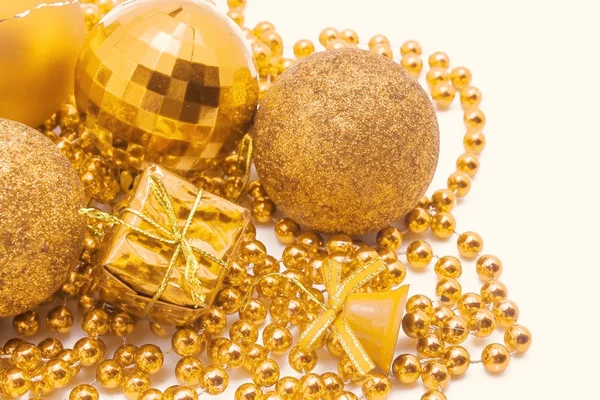Natal decoração de ouro, bolas, contas, sino de perto isolado — Fotografia de Stock