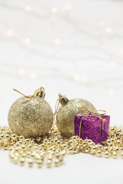 Decoración de oro de Navidad, bolas, cuentas, campana de cerca aislado — Foto de Stock