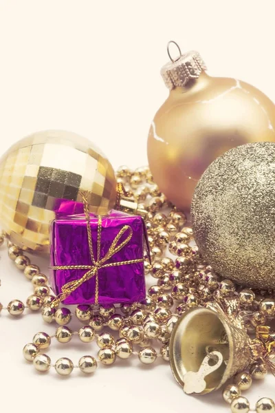 Juldekoration guld, bollar, pärlor, bell nära upp isolerade — Stockfoto