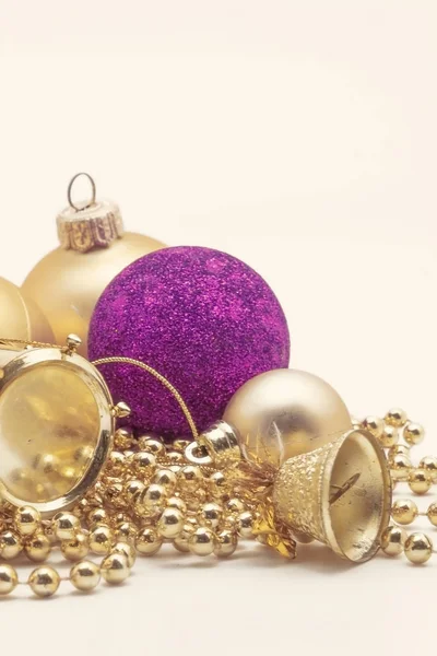 Decoración de oro de Navidad, bolas, cuentas, campana de cerca aislado — Foto de Stock