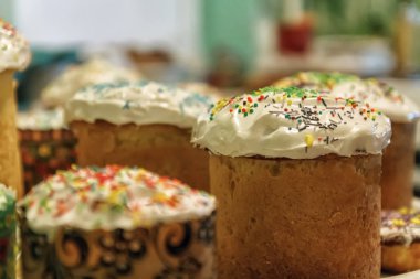 Birkaç Kulich, meringu ile geleneksel Rus Paskalya ekmek