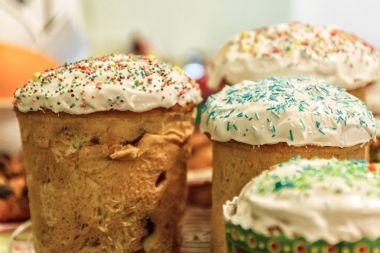 Birkaç Kulich, meringu ile geleneksel Rus Paskalya ekmek