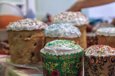 Birkaç Kulich, meringu ile geleneksel Rus Paskalya ekmek