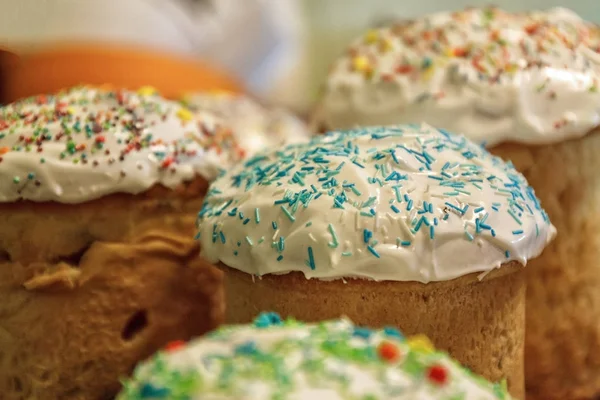 Birkaç Kulich, meringu ile geleneksel Rus Paskalya ekmek