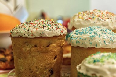 Birkaç Kulich, meringu ile geleneksel Rus Paskalya ekmek