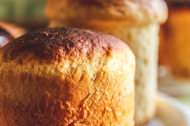 Birkaç Kulich, meringu ile geleneksel Rus Paskalya ekmek