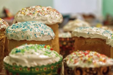 Birkaç Kulich, meringu ile geleneksel Rus Paskalya ekmek