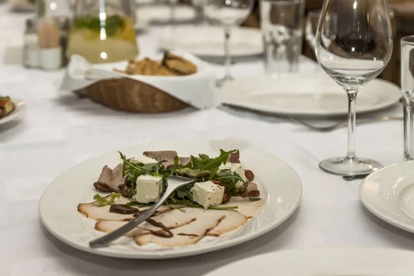 Salat mit Avocado und Tomate auf einem festlichen Tisch — Stockfoto