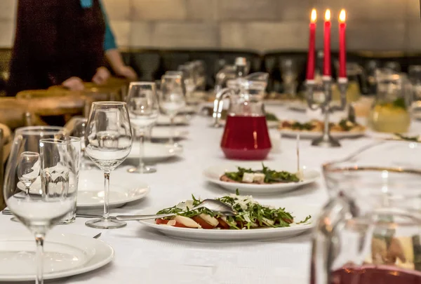 Salat mit Garnelen auf einem festlichen Tisch — Stockfoto