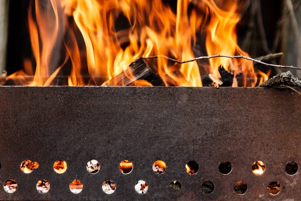 Die Feuerstelle verbrennt Brennholz und Äste für Kohle — Stockfoto