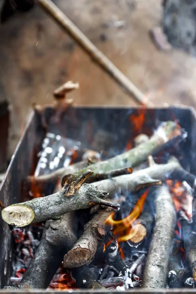 Die Feuerstelle verbrennt Brennholz und Äste für Kohle — Stockfoto