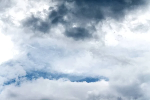 Nubes blancas esponjosas en un cielo azul claro.La tormenta — Foto de Stock