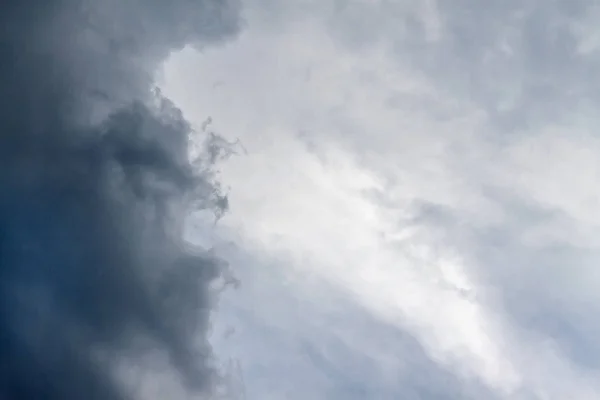 Nuvens brancas fofas em um céu azul claro.A tempestade — Fotografia de Stock