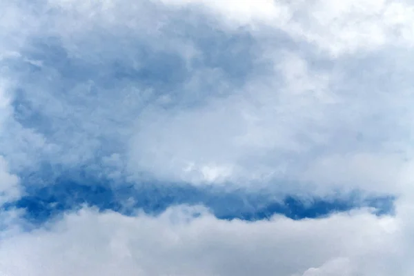 Nuvens brancas fofas em um céu azul claro.A tempestade — Fotografia de Stock