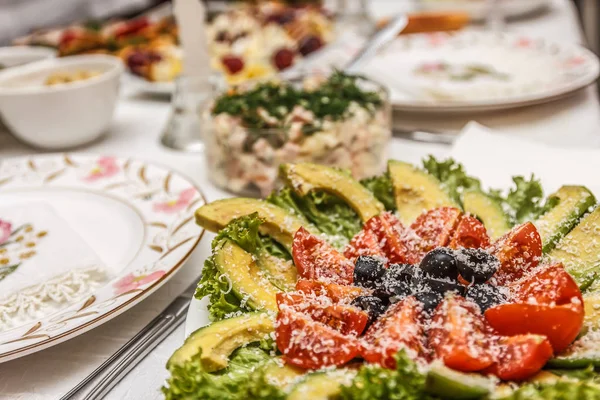 Salat mit Garnelen auf einem festlichen Tisch — Stockfoto