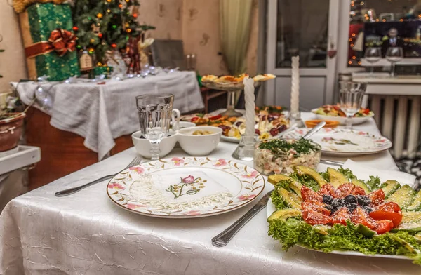 Salat mit Garnelen auf einem festlichen Tisch — Stockfoto