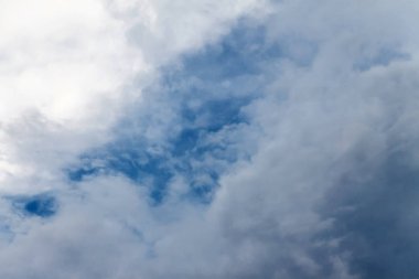 Kabarık beyaz bulutlar üzerinde bir açık mavi gökyüzü. Fırtına