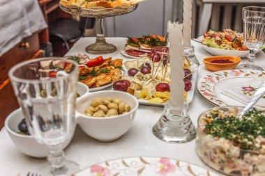 şenlikli bir masada karides salatası