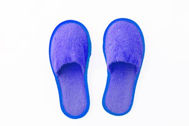 Beyaz backgr izole çok renkli yumuşak tüylü ev terlik