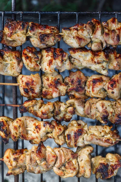 Viande-kebab sur brochettes et grille de gril. Vue de dessus, gros plan — Photo