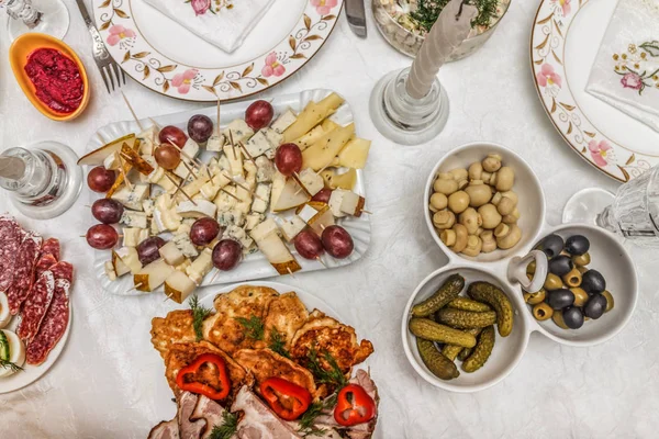 Salat mit Garnelen auf einem festlichen Tisch. Ansicht von oben — Stockfoto