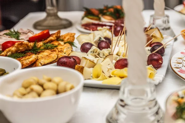 şenlikli bir masada karides salatası