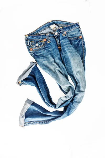 Schöne lässige Jeans Hosen und Kleidung isoliert auf weißem Rücken — Stockfoto